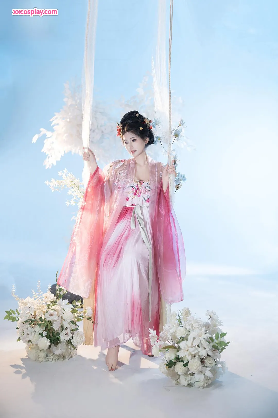 Xing Lan's Ethereal Hanfu Swing